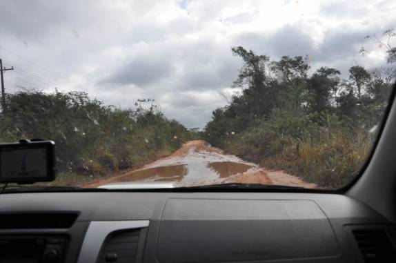A Fiona enfrenta muita terra e barro em estradas no interior do Paraguai